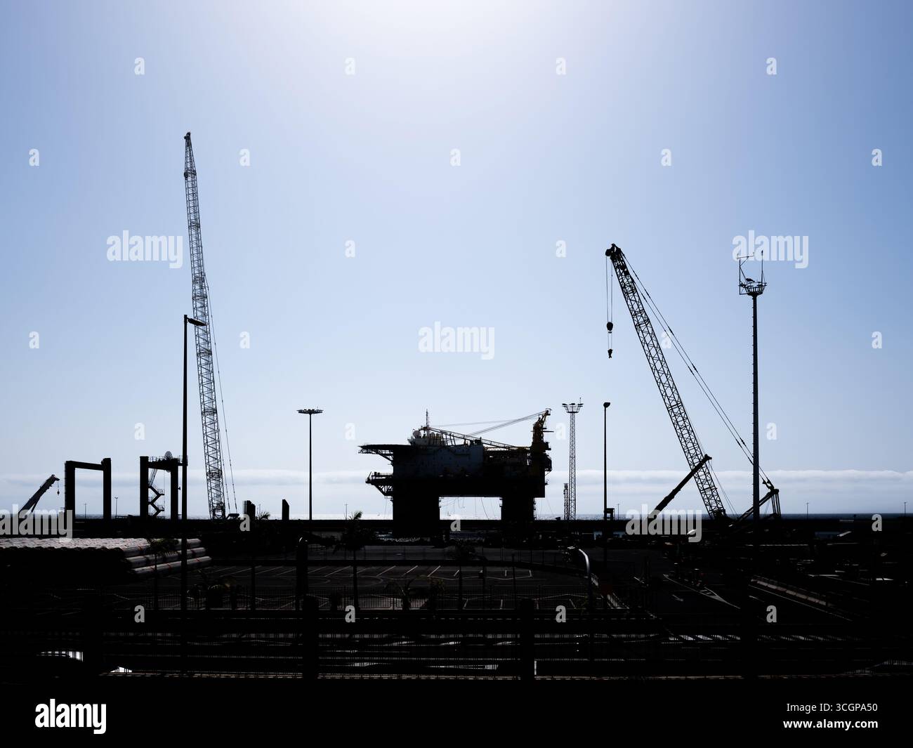 Eine Ölplattform, die in einem Hafen renoviert wird Stockfoto