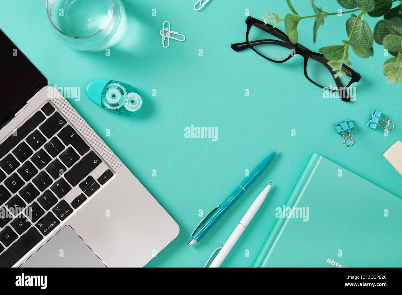 Schreibwaren Hintergrund mit Laptop, Notizbuch, Stiften. Arbeitsbereich für Lernen, Kreativität und Produktivität. Stockfoto