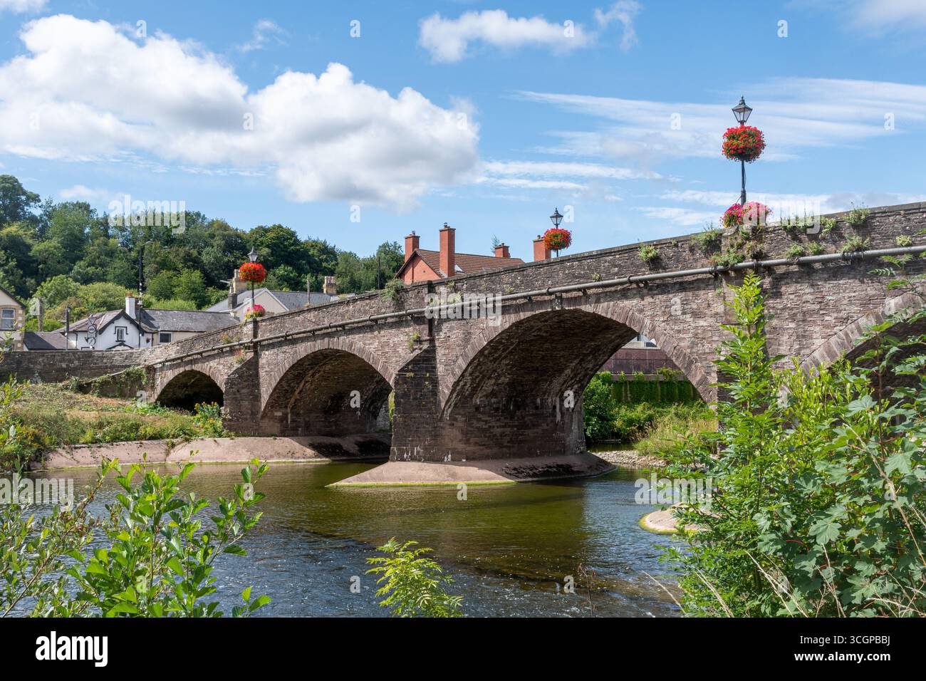 Blick auf die Usk-Brücke, die im 18. Jahrhundert über den Fluss Usk, Usk, Monmouthshire, Südwales, Vereinigtes Königreich gebaut wurde, im Sommer Stockfoto