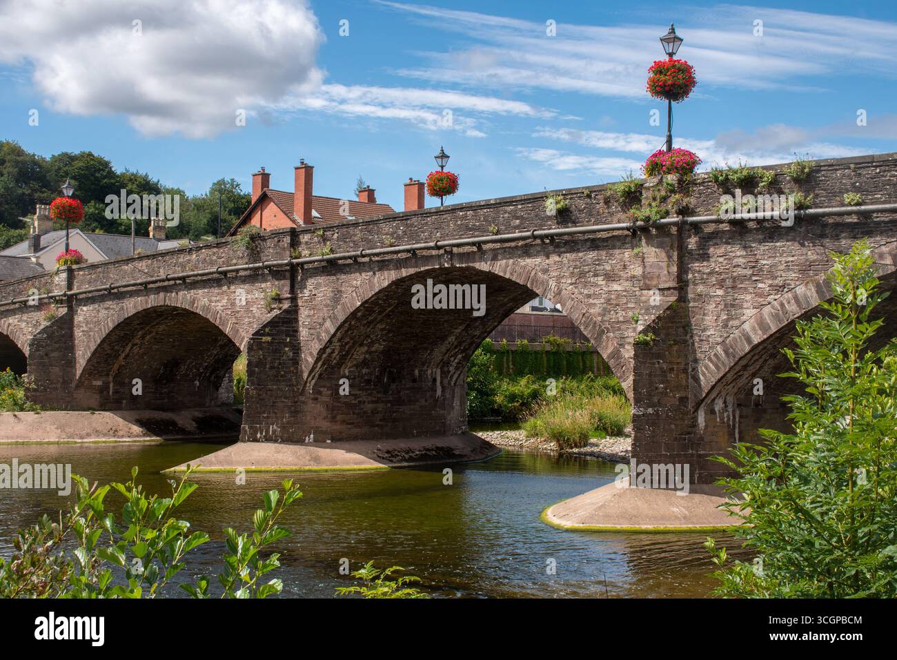 Blick auf die Usk-Brücke, die im 18. Jahrhundert über den Fluss Usk, Usk, Monmouthshire, Südwales, Vereinigtes Königreich gebaut wurde, im Sommer Stockfoto