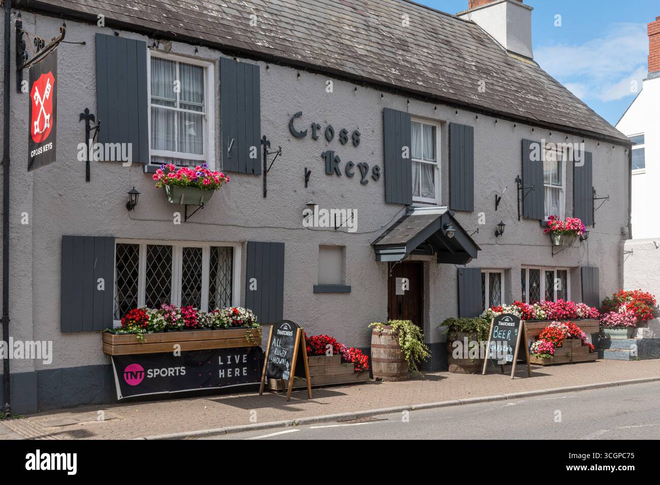 Das Cross Keys Inn, ein traditioneller Pub im Zentrum der malerischen Stadt Usk, Monmouthshire, Südwales, Großbritannien Stockfoto