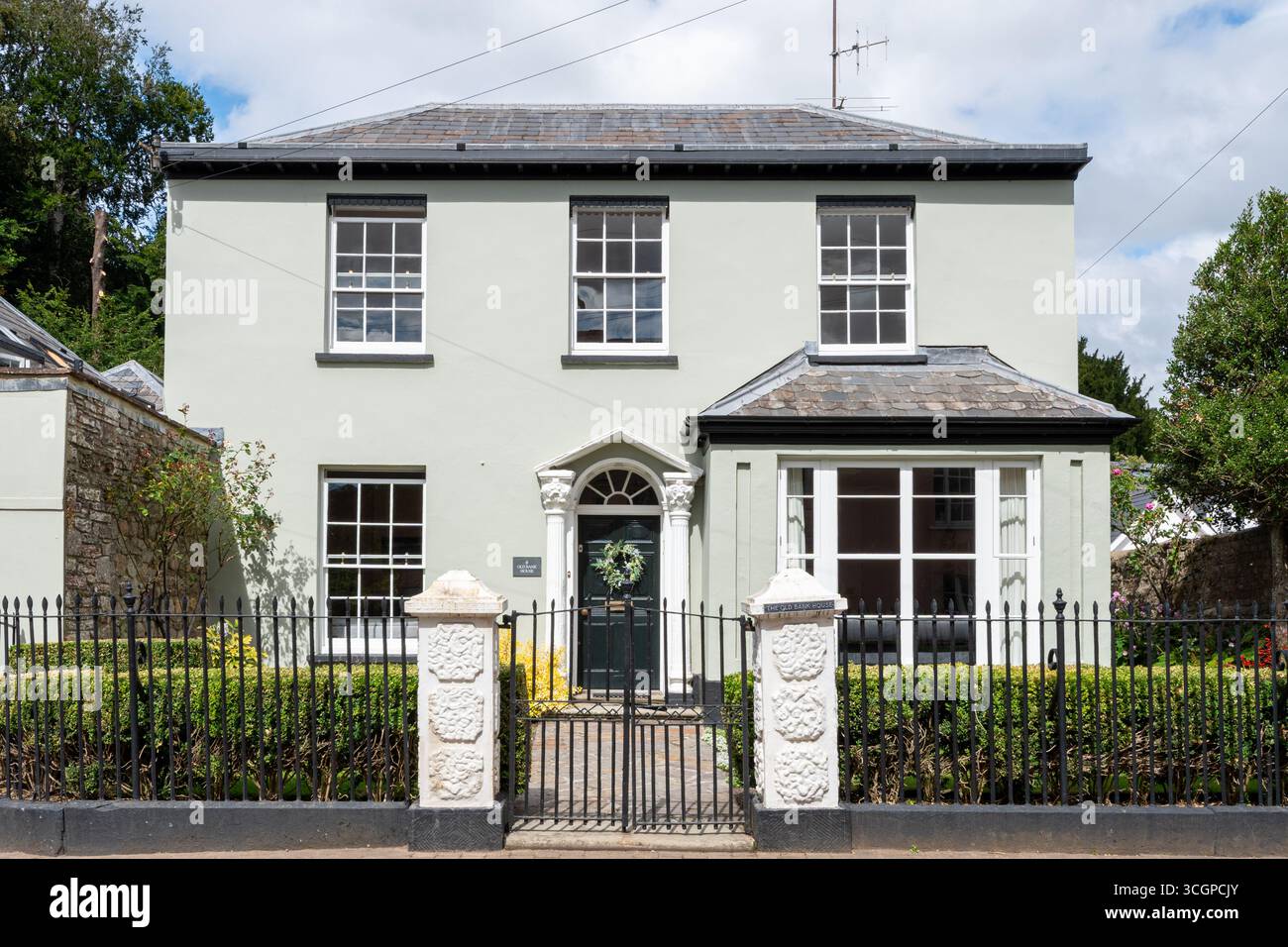 Old Bank House mit Eisengeländern, ein denkmalgeschütztes Gebäude in Usk, Monmouthshire, Südwales, Großbritannien Stockfoto