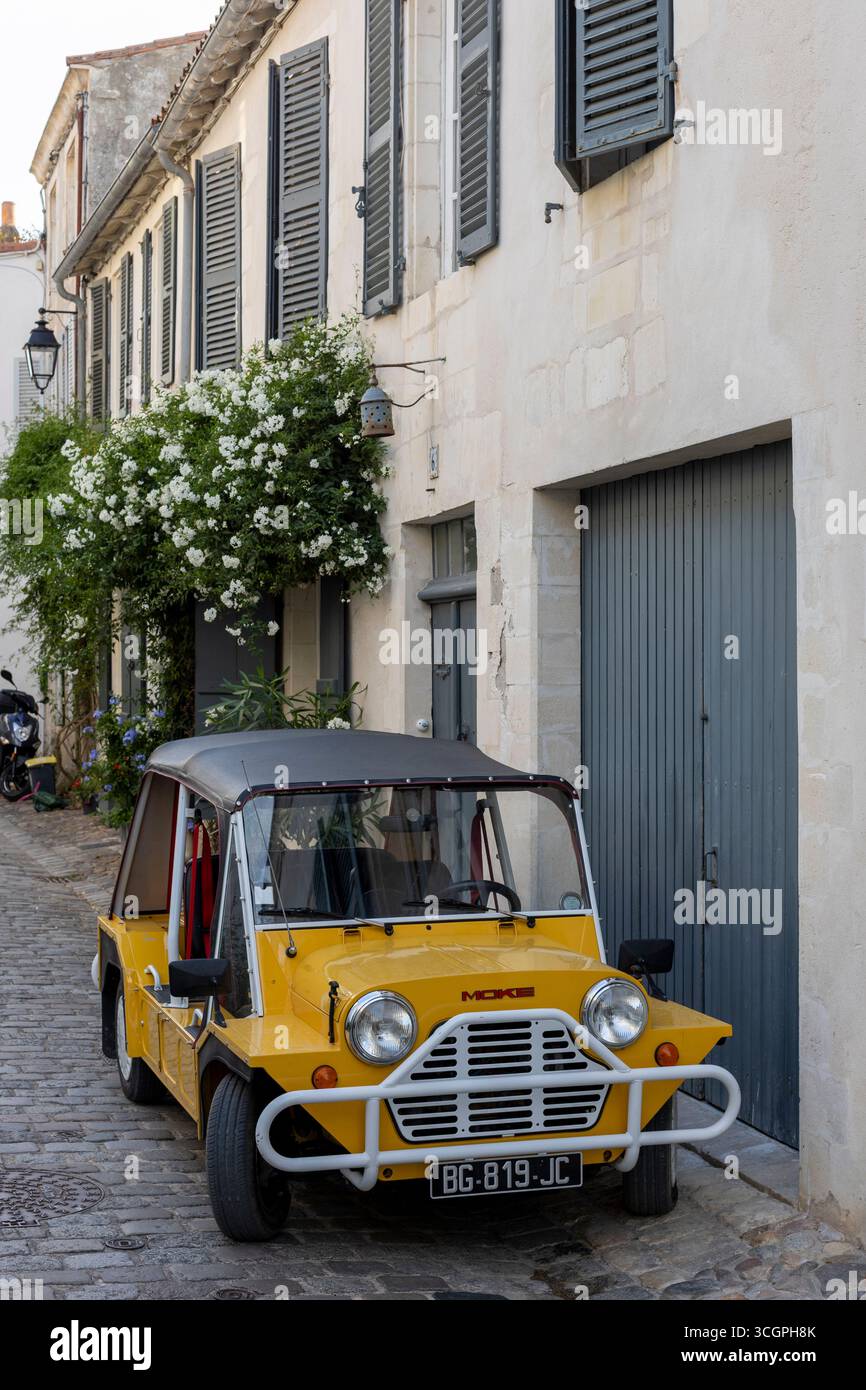 Mini Moke Car vor einem kleinen Haus in der ruhigen Stadt Saint Martin de Re, Frankreich. Stockfoto