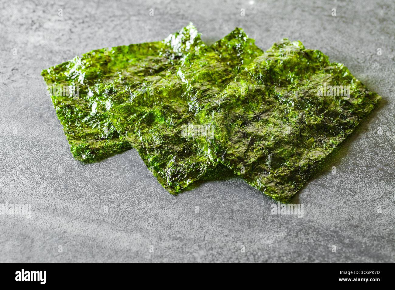Getrocknete grüne Nori-Blätter auf dem Tisch, selektiver Fokus Stockfoto