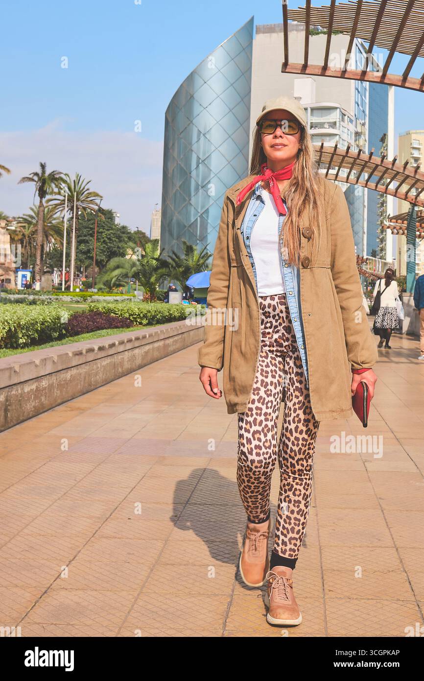 Touristen erkunden den kennedy Park in miraflores, lima, mit moderner Architektur im Hintergrund Stockfoto