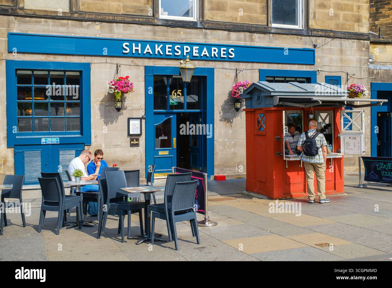 Shakespeares Pub und eine ehemalige Polizeikiste wurden in einen Kaffeekiosk an der Lothian Road, Edinburgh, Schottland, Großbritannien, umgewandelt. Stockfoto