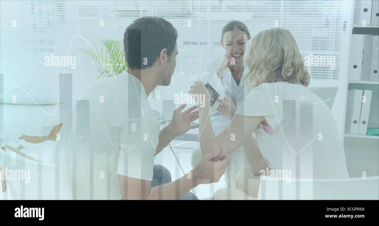 Arzt trägt Laborkittel und Patientenpaar, das Ultraschalluntersuchung im medizinischen Sprechzimmer überprüft Stockfoto