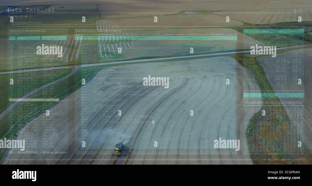 Gelb-orangefarbener Mähdrescher erntet Erntegut auf rechteckigen Feldern, mit Codeschaltklemme Stockfoto