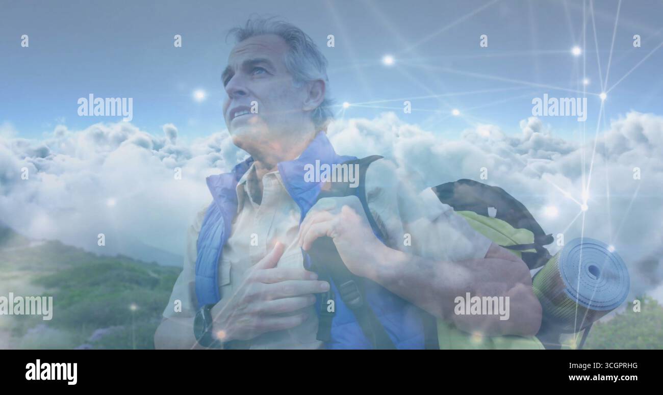 Der Rucksackriemen für männliche Wanderer auf dem Bergrücken über der Wolkenschicht mit Netzwerküberlagerung Stockfoto