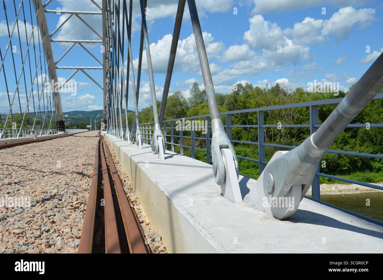 Eisenbahnbrücke über den Dunajec in Nowy Sącz Stockfoto