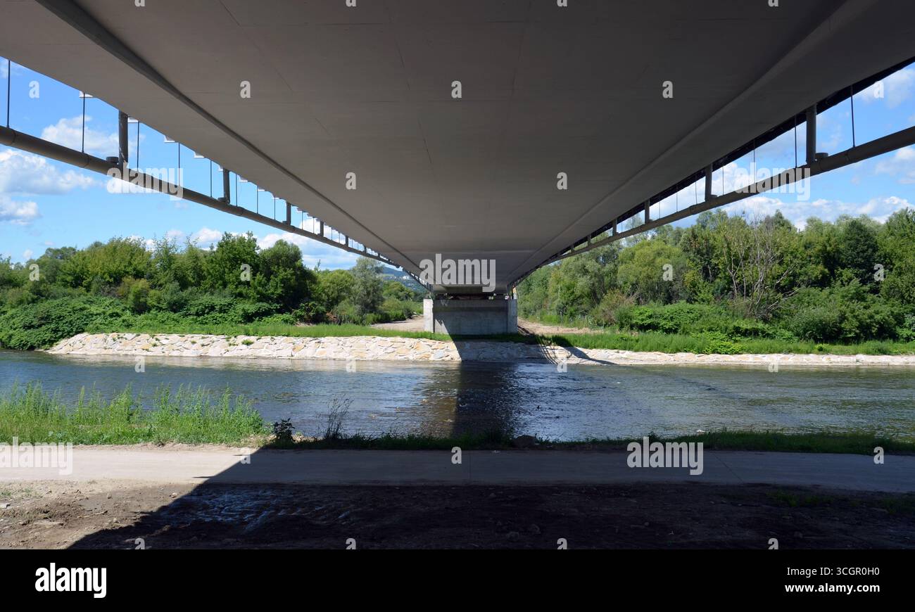 Eisenbahnbrücke über den Dunajec in Nowy Sącz Stockfoto