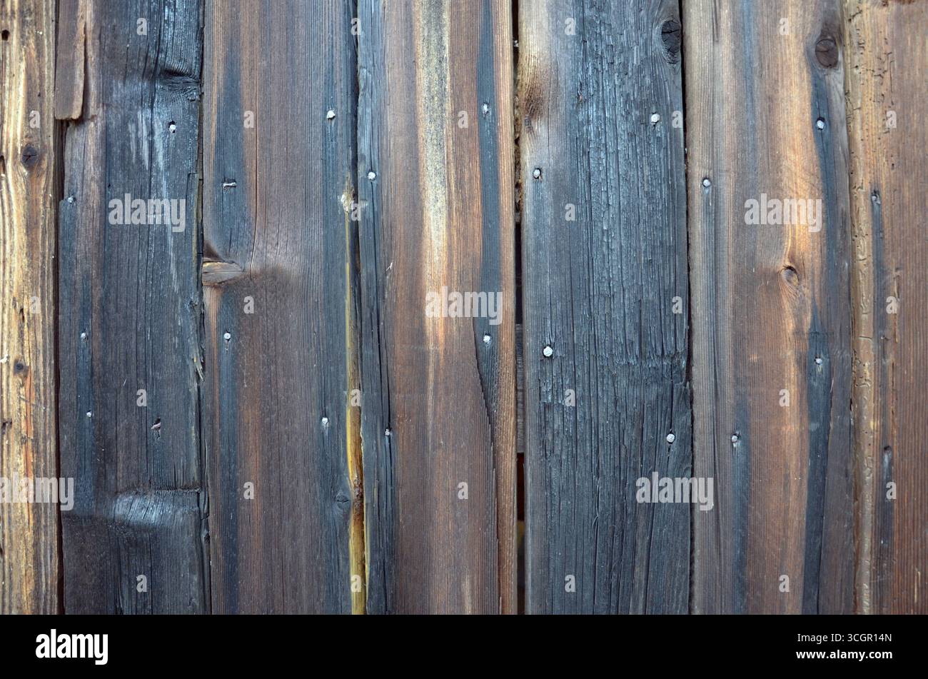 Alte Hölzerne Scheunentür – Rustikaler Hintergrund Stockfoto
