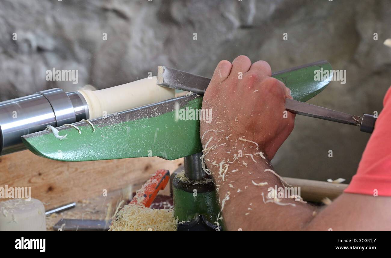 Europäisches Spielzeugmacherfestival Seiffen 2025 Vom 29. bis 31. August 2025 verwandelt sich das erzgebirgische Spielzeugdorf Seiffen in eine lebendige Bühne für traditionelles Handwerk und kreatives Design: Das Europäische Spielzeugmacherfestival lädt Besucher:innen aus ganz Europa ein, die faszinierende Welt des Holzspielzeug neu zu entdecken.mehr als 40 Spielzeugmacher:innen präsentieren Ihre Werke von liebevoll geschnitzten Klassikern bis zu modernen Designunikaten. Workshops, Mitmachstationen, Vorträge und Live-Musik machen das Festival zu einem interaktiven Erlebnis für Familien, Fachp Stockfoto