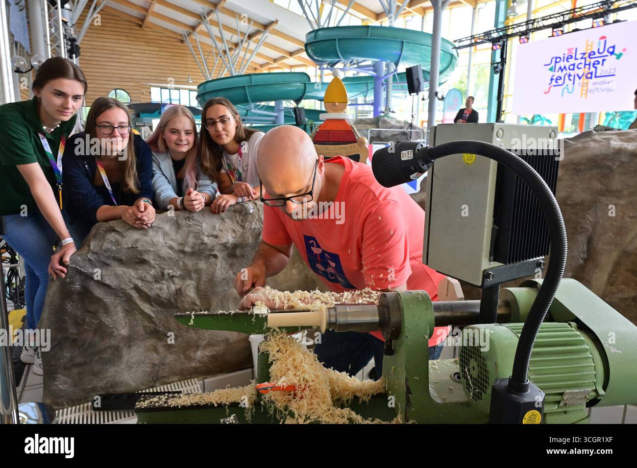 Europäisches Spielzeugmacherfestival Seiffen 2025 Vom 29. bis 31. August 2025 verwandelt sich das erzgebirgische Spielzeugdorf Seiffen in eine lebendige Bühne für traditionelles Handwerk und kreatives Design: Das Europäische Spielzeugmacherfestival lädt Besucher:innen aus ganz Europa ein, die faszinierende Welt des Holzspielzeug neu zu entdecken.mehr als 40 Spielzeugmacher:innen präsentieren Ihre Werke von liebevoll geschnitzten Klassikern bis zu modernen Designunikaten. Workshops, Mitmachstationen, Vorträge und Live-Musik machen das Festival zu einem interaktiven Erlebnis für Familien, Fachp Stockfoto