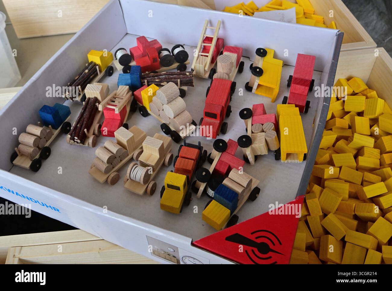 Europäisches Spielzeugmacherfestival Seiffen 2025 Vom 29. bis 31. August 2025 verwandelt sich das erzgebirgische Spielzeugdorf Seiffen in eine lebendige Bühne für traditionelles Handwerk und kreatives Design: Das Europäische Spielzeugmacherfestival lädt Besucher:innen aus ganz Europa ein, die faszinierende Welt des Holzspielzeug neu zu entdecken.mehr als 40 Spielzeugmacher:innen präsentieren Ihre Werke von liebevoll geschnitzten Klassikern bis zu modernen Designunikaten. Workshops, Mitmachstationen, Vorträge und Live-Musik machen das Festival zu einem interaktiven Erlebnis für Familien, Fachp Stockfoto