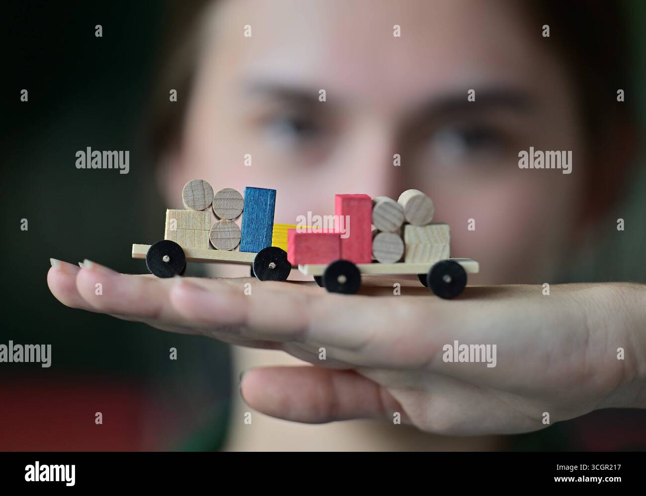 Europäisches Spielzeugmacherfestival Seiffen 2025 Vom 29. bis 31. August 2025 verwandelt sich das erzgebirgische Spielzeugdorf Seiffen in eine lebendige Bühne für traditionelles Handwerk und kreatives Design: Das Europäische Spielzeugmacherfestival lädt Besucher:innen aus ganz Europa ein, die faszinierende Welt des Holzspielzeug neu zu entdecken.mehr als 40 Spielzeugmacher:innen präsentieren Ihre Werke von liebevoll geschnitzten Klassikern bis zu modernen Designunikaten. Workshops, Mitmachstationen, Vorträge und Live-Musik machen das Festival zu einem interaktiven Erlebnis für Familien, Fachp Stockfoto