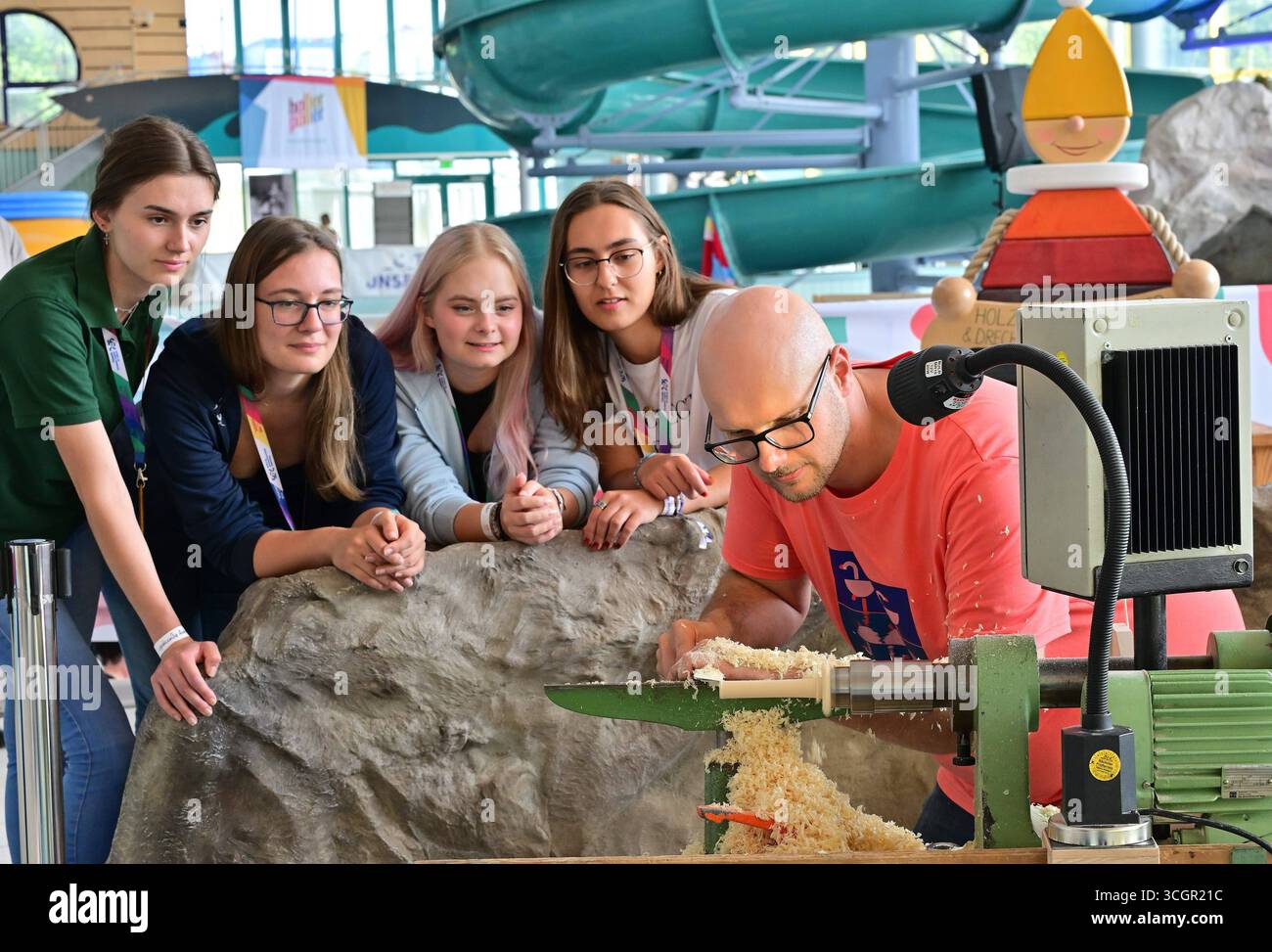 Europäisches Spielzeugmacherfestival Seiffen 2025 Vom 29. bis 31. August 2025 verwandelt sich das erzgebirgische Spielzeugdorf Seiffen in eine lebendige Bühne für traditionelles Handwerk und kreatives Design: Das Europäische Spielzeugmacherfestival lädt Besucher:innen aus ganz Europa ein, die faszinierende Welt des Holzspielzeug neu zu entdecken.mehr als 40 Spielzeugmacher:innen präsentieren Ihre Werke von liebevoll geschnitzten Klassikern bis zu modernen Designunikaten. Workshops, Mitmachstationen, Vorträge und Live-Musik machen das Festival zu einem interaktiven Erlebnis für Familien, Fachp Stockfoto