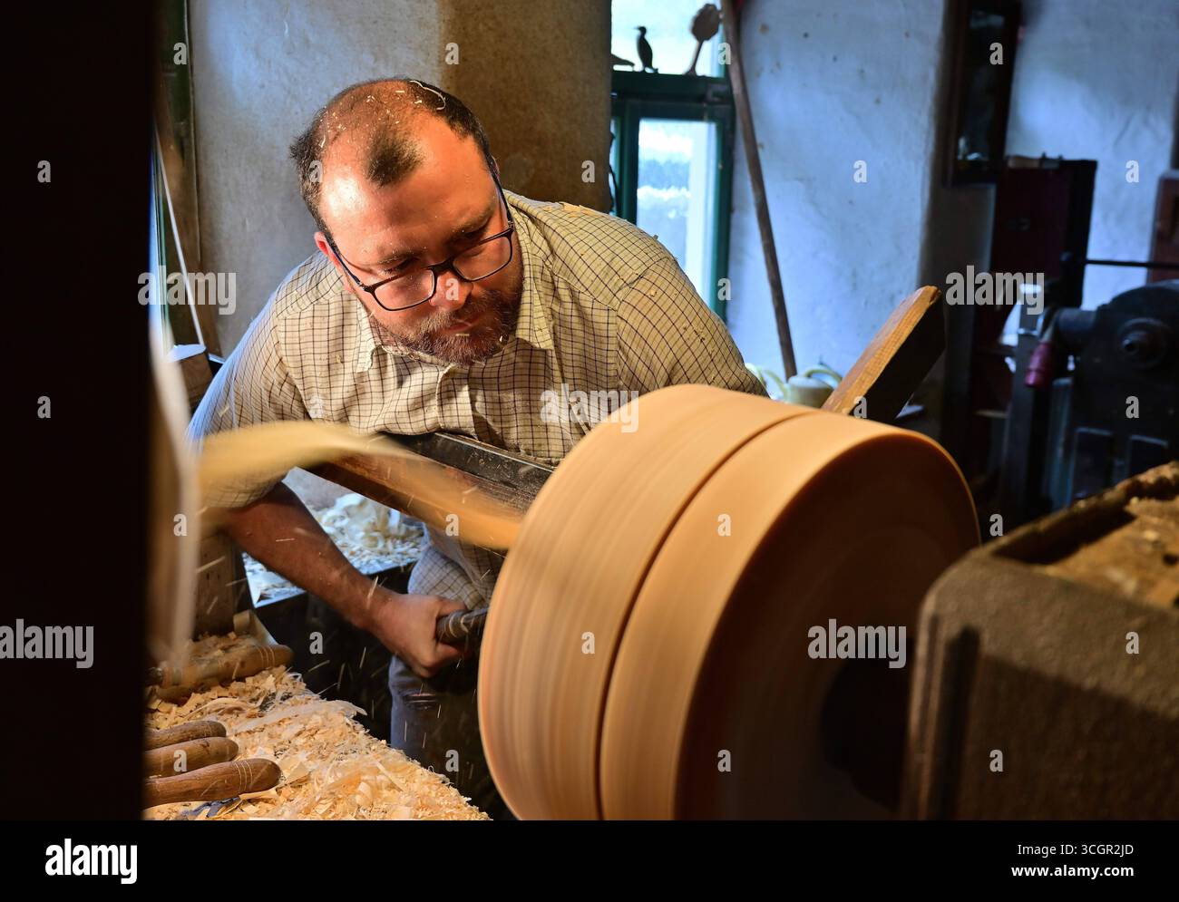 Europäisches Spielzeugmacherfestival Seiffen 2025 Vom 29. bis 31. August 2025 verwandelt sich das erzgebirgische Spielzeugdorf Seiffen in eine lebendige Bühne für traditionelles Handwerk und kreatives Design: Das Europäische Spielzeugmacherfestival lädt Besucher:innen aus ganz Europa ein, die faszinierende Welt des Holzspielzeug neu zu entdecken.mehr als 40 Spielzeugmacher:innen präsentieren Ihre Werke von liebevoll geschnitzten Klassikern bis zu modernen Designunikaten. Workshops, Mitmachstationen, Vorträge und Live-Musik machen das Festival zu einem interaktiven Erlebnis für Familien, Fachp Stockfoto