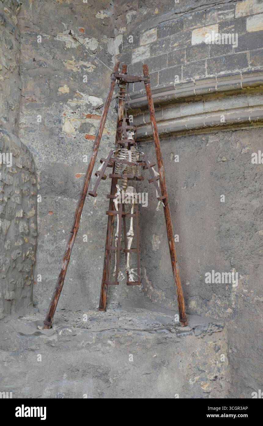 Unterirdische Folterkammer mit Werkzeugen Stockfoto