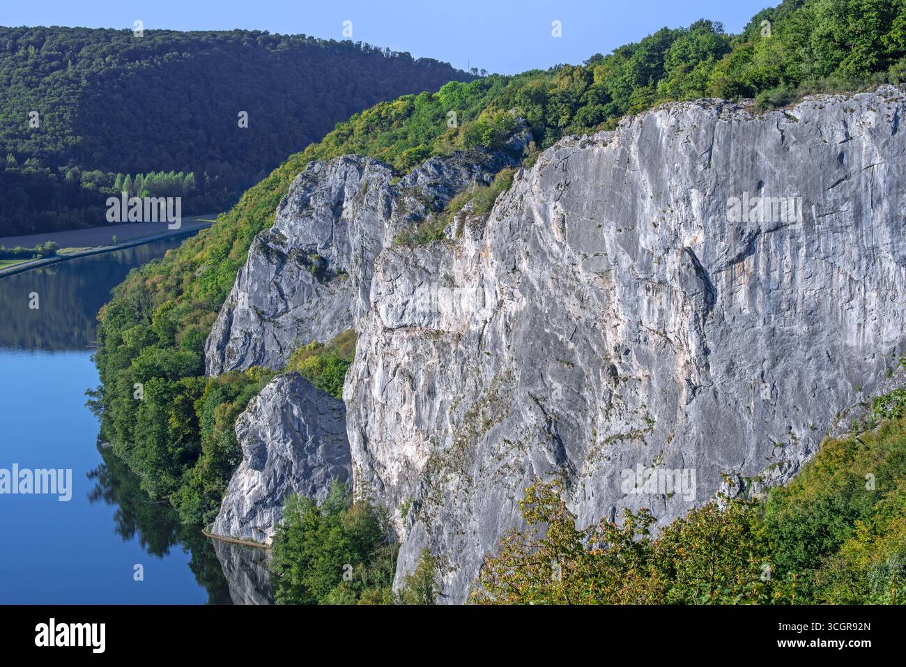 Freyr, der größte und bekannteste Kalksteinkletterfelsen Belgiens entlang der Maas bei Hastière bei Dinant in der Provinz Namur Stockfoto