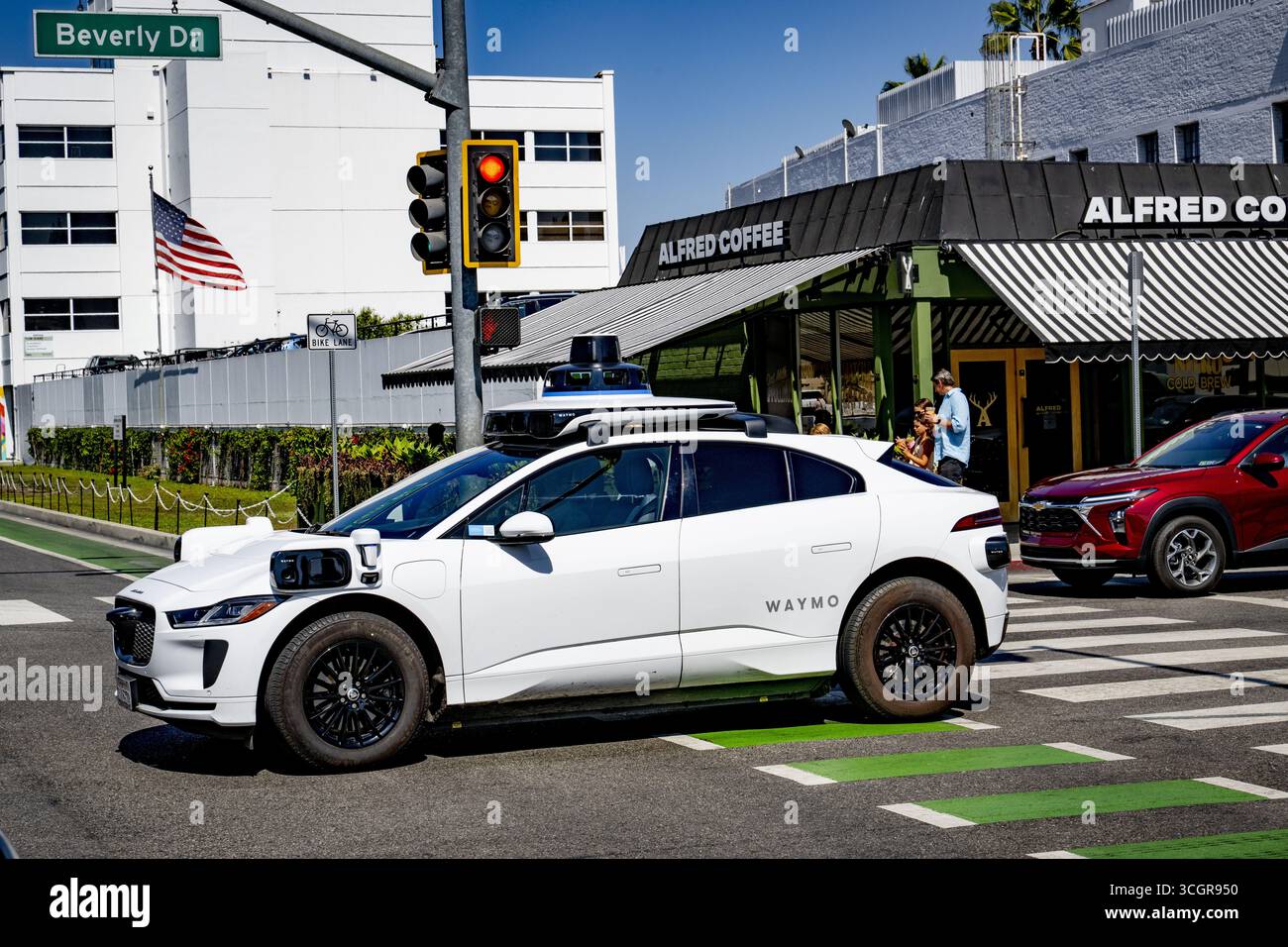 LOS ANGELES - Ein selbstfahrendes Taxi von Waymo, dem autonomen Auto-Programm des Google Elternteils Alphabet. Waymo bietet diese autonomen Fahrten in einem großen Teil der Stadt an, von Santa Monica bis zum Echo Park. Sie können eine Fahrt mit der Waymo App buchen und die elektrischen, selbstfahrenden Autos rund um die Uhr nutzen. ANP /HOLLANDSE HOOGTE /ROBIN UTRECHT niederlande Out - belgien Out Stockfoto
