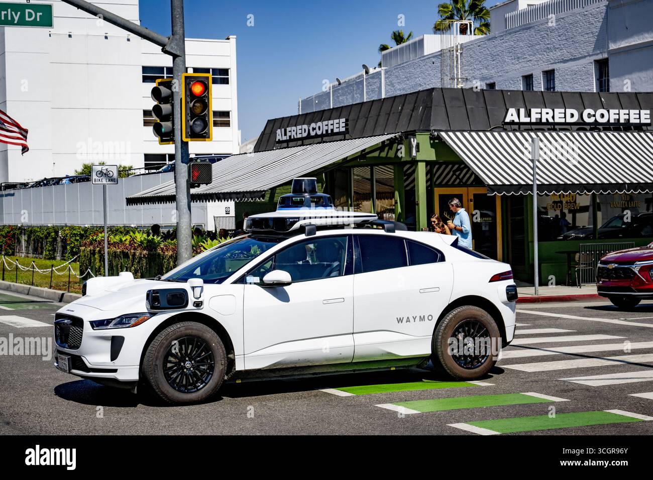 LOS ANGELES - Ein selbstfahrendes Taxi von Waymo, dem autonomen Auto-Programm des Google Elternteils Alphabet. Waymo bietet diese autonomen Fahrten in einem großen Teil der Stadt an, von Santa Monica bis zum Echo Park. Sie können eine Fahrt mit der Waymo App buchen und die elektrischen, selbstfahrenden Autos rund um die Uhr nutzen. ANP /HOLLANDSE HOOGTE /ROBIN UTRECHT niederlande Out - belgien Out Stockfoto
