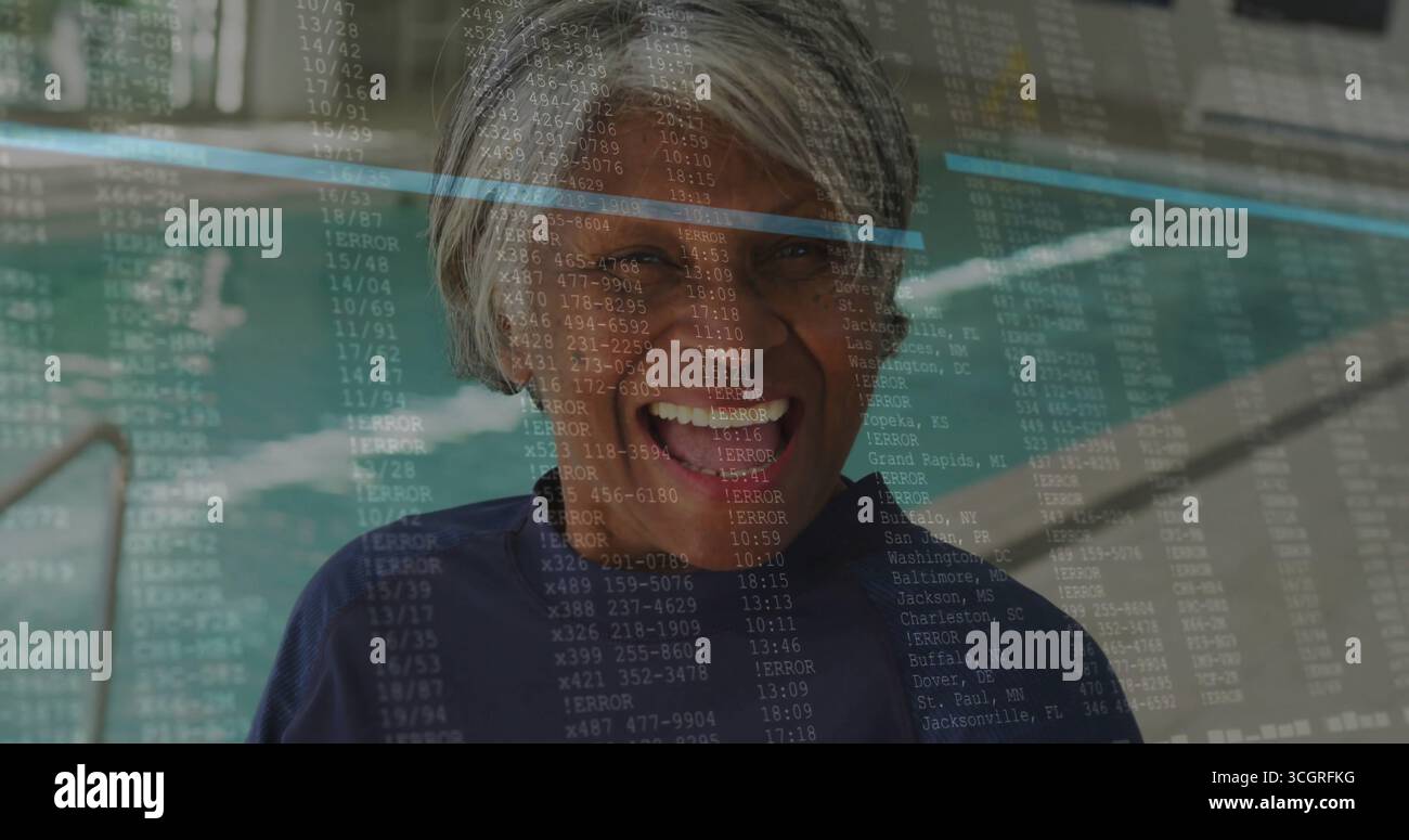Stehende Seniorin trägt ein marineblaues Schwimmhemd auf dem Pooldeck an einer Stahlleiter, digitale Code-Überlagerung Stockfoto