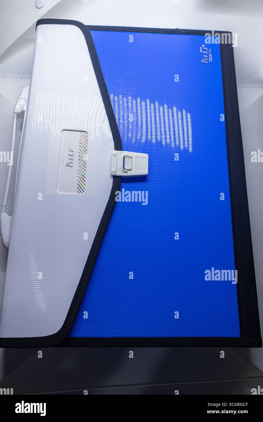 Strapazierfähiger blauer Dokumentenordner mit weißer Klappe auf weißem Hintergrund Stockfoto