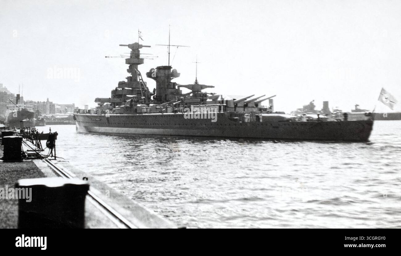 Das deutsche Taschenschiff Deutschland dockte in Gibraltar an. Anfang 1939. Stockfoto