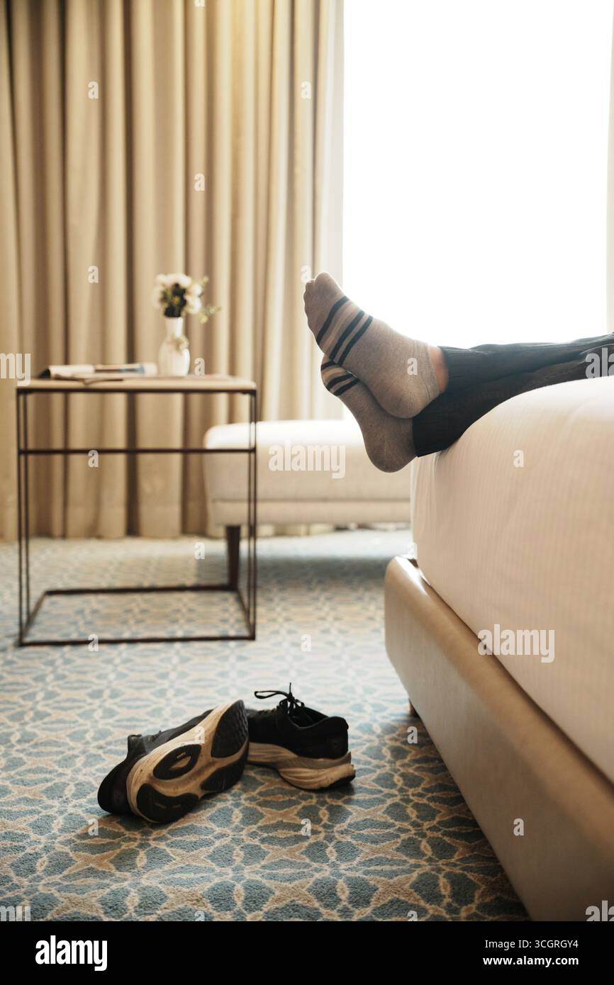 Entspannen im Hotelzimmer mit Schuhen Stockfoto