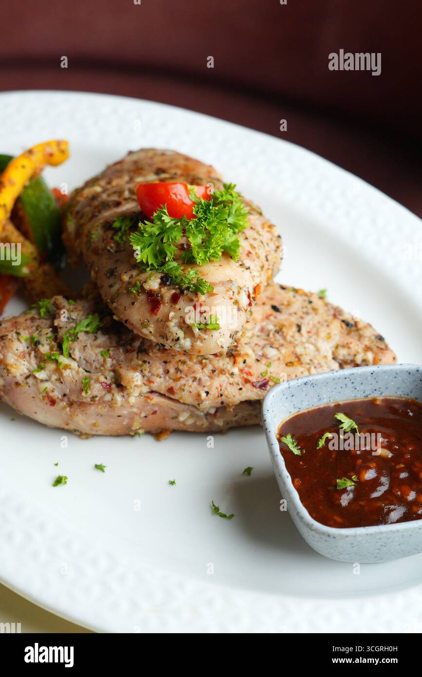 Auswahl köstlicher Lebensmittel Fotografie Sammlung – Pasta, Brot, Wraps, indisches Curry und Gourmet-Mahlzeiten Stockfoto