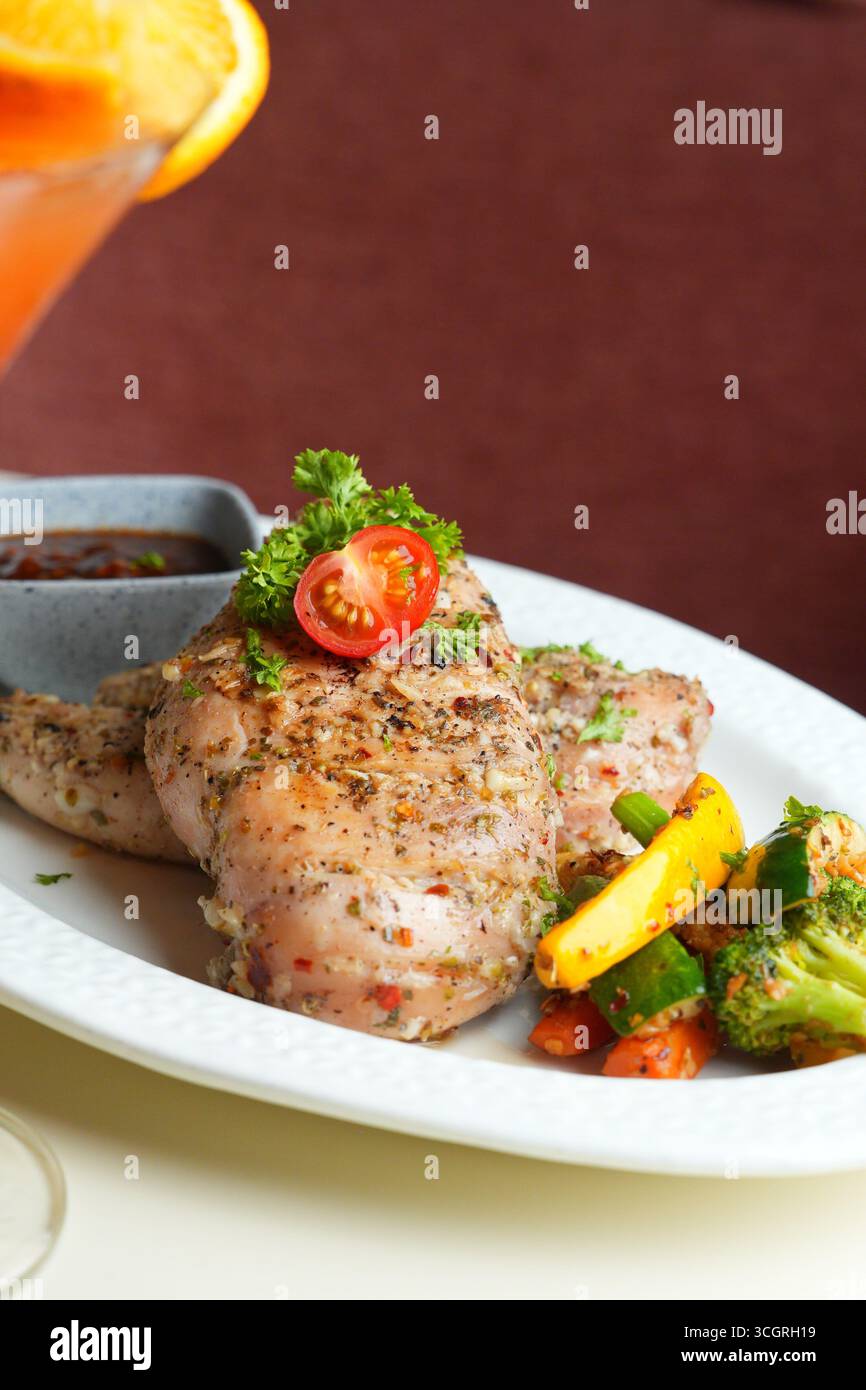 Auswahl köstlicher Lebensmittel Fotografie Sammlung – Pasta, Brot, Wraps, indisches Curry und Gourmet-Mahlzeiten Stockfoto