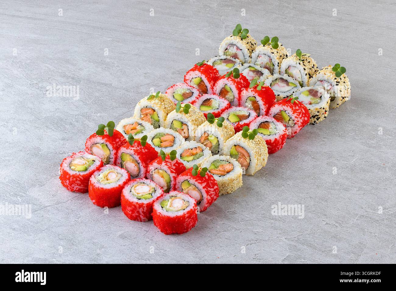 Overhead japanisches Sushi essen. Maki ands Brötchen mit Thunfisch, Lachs, Garnelen, Krabben und Avocado. Blick von oben auf die sortierten Sushi, alle Sie Menü essen kann. Rainbow s Stockfoto