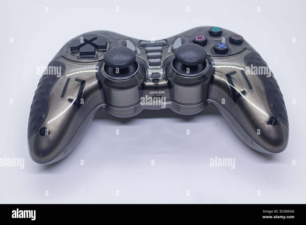 Leistungsstarker Gamecontroller mit Farbtasten für Konsolenspiele auf reinem weißem Hintergrund Stockfoto