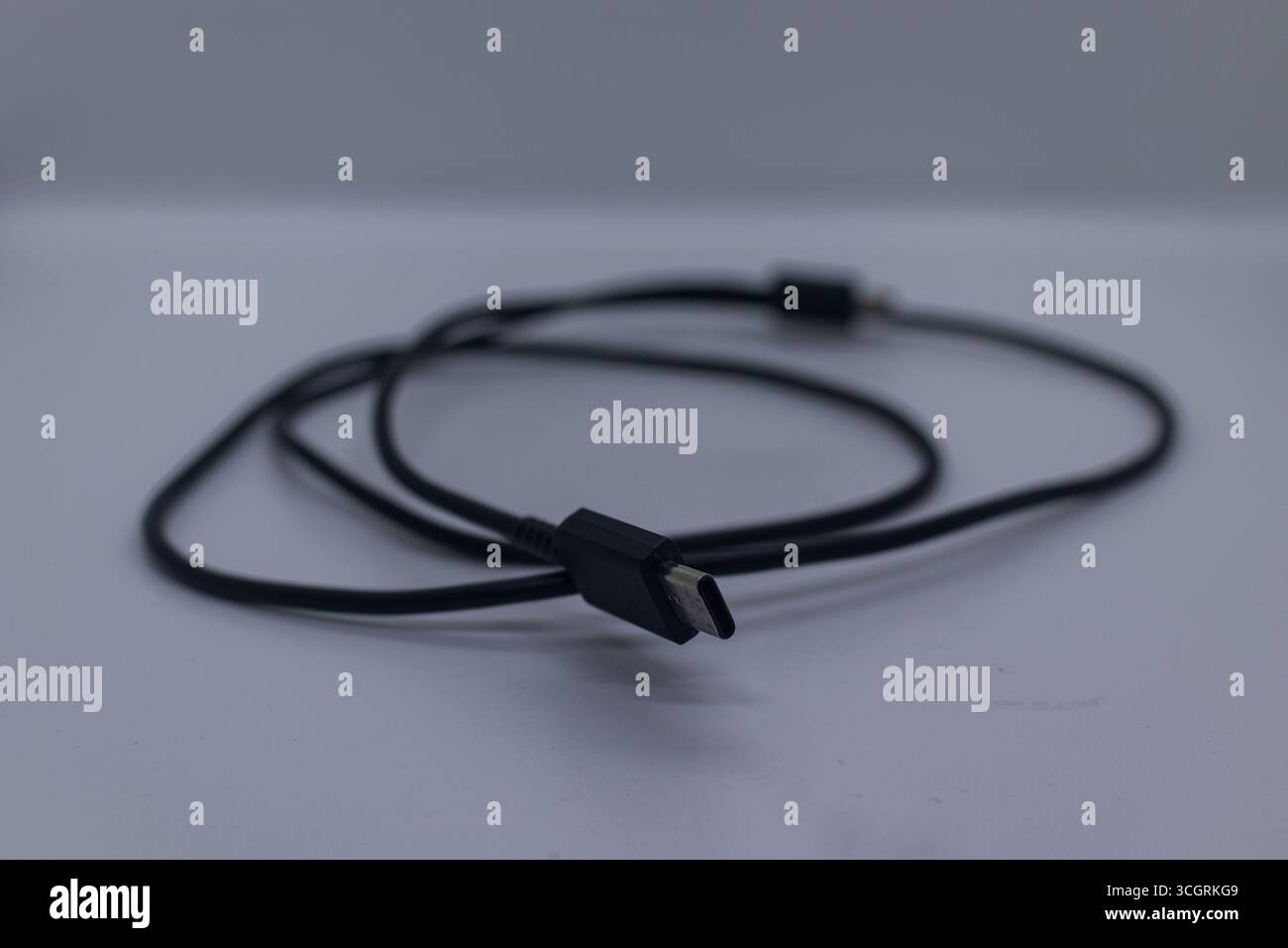 Hochwertiges schwarzes USB-C-Ladekabel für schnelle Datenübertragung und Aufladung Stockfoto