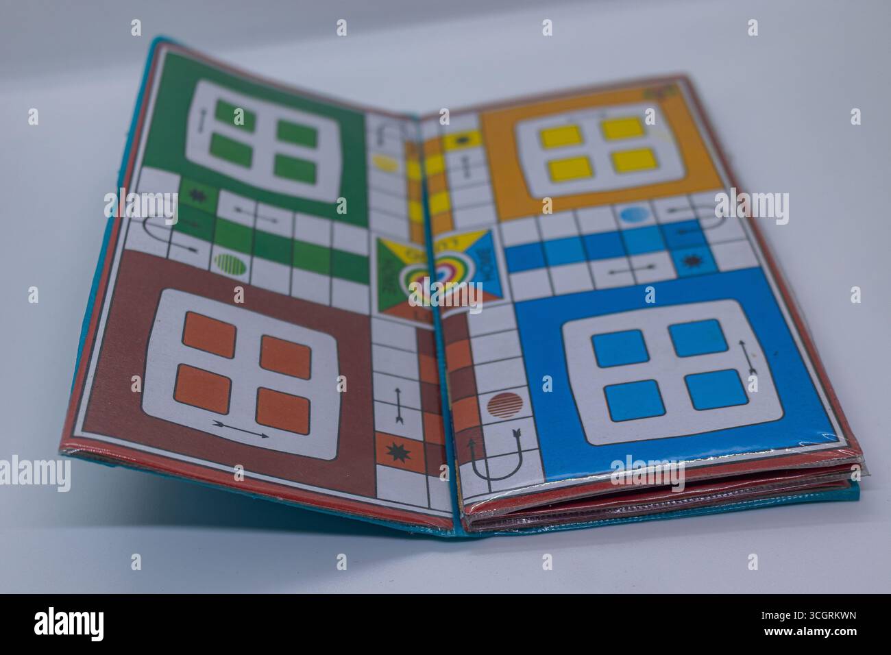 Ludo Spielbrett auf gemischter Oberfläche Stockfoto