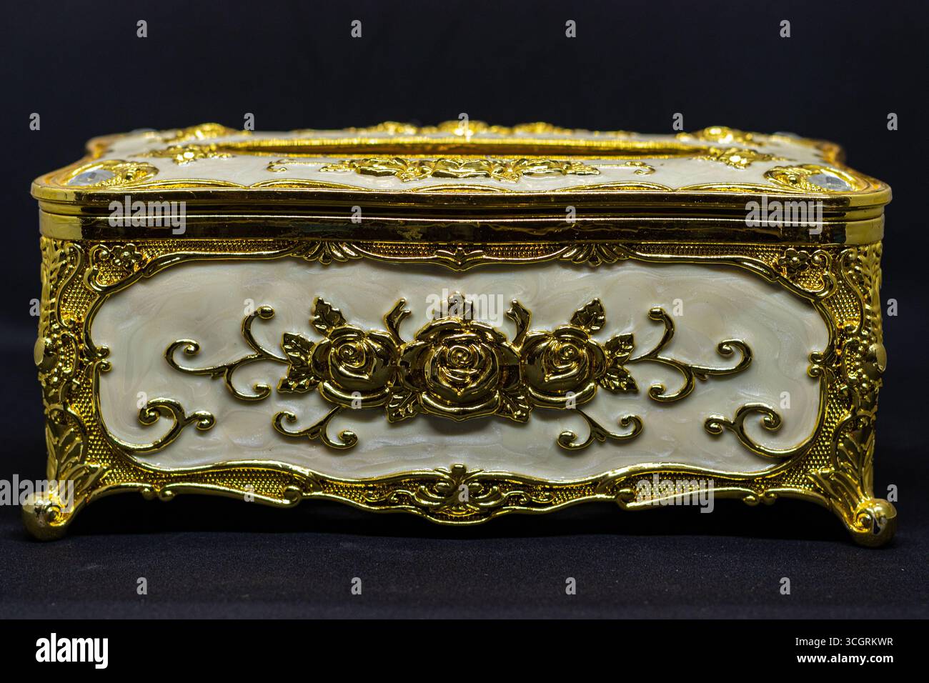 Luxuriöse goldene Box mit Rosenmuster zur Aufbewahrung oder Dekoration Stockfoto