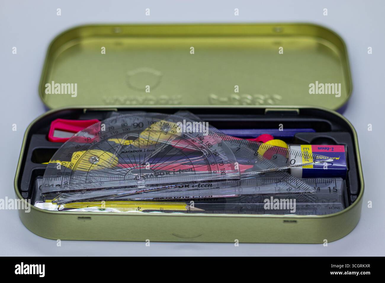 Metallgeometrie-Kasten mit vollem Satz Stockfoto