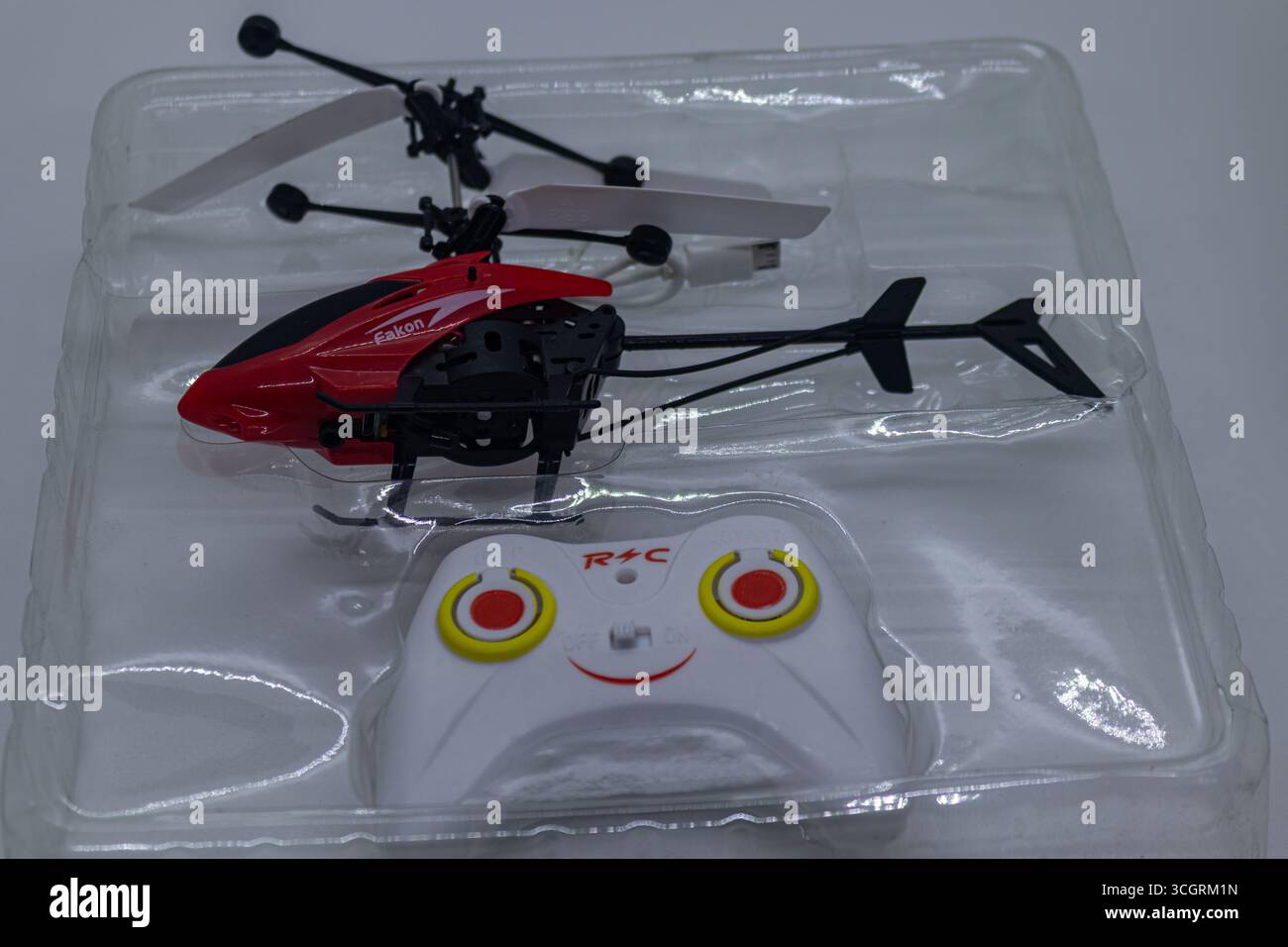Mini Red RC Hubschrauber mit Fernbedienung in Verpackung Stockfoto