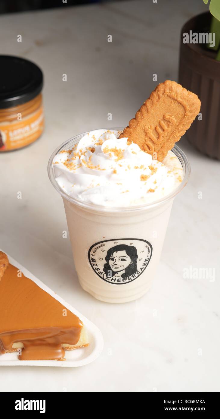 Käsekuchen und Tortenscheiben mit Mango, Stockfoto