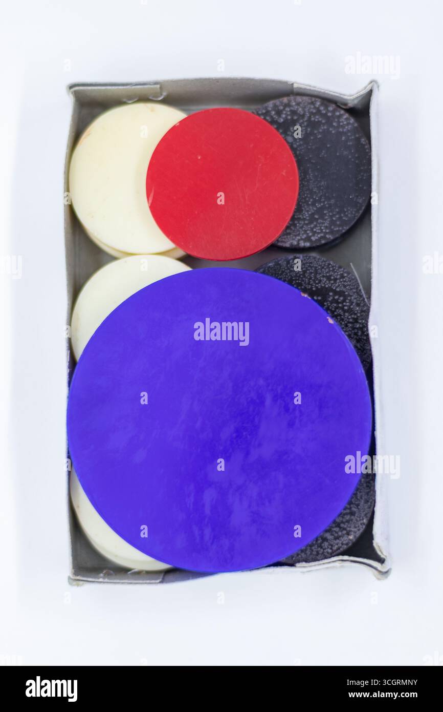 Carrom-Plastikmünzen auf weißer Oberfläche Stockfoto
