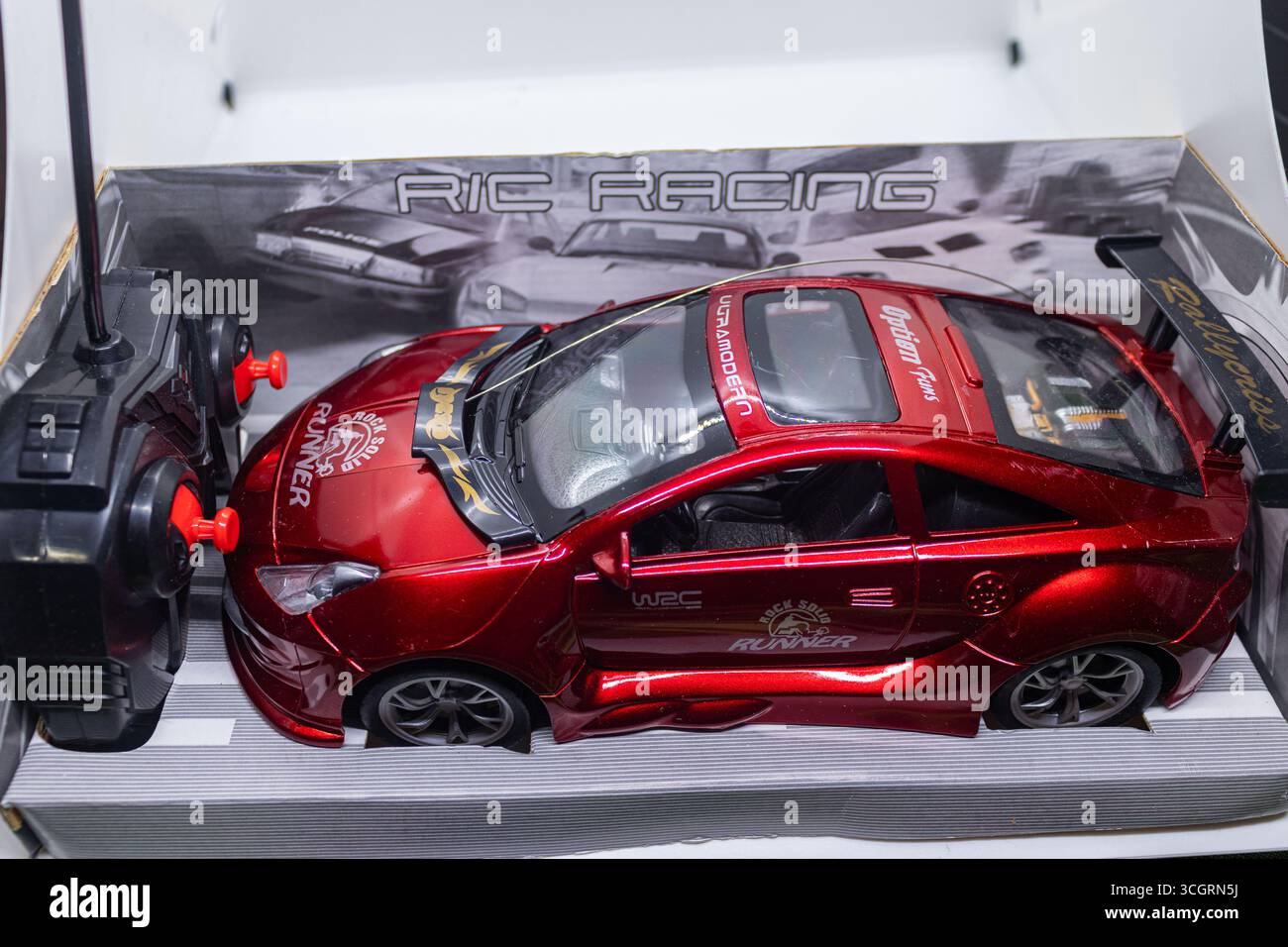 Rotes Rennauto-Spielzeug mit Fernbedienung für Kinder Stockfoto