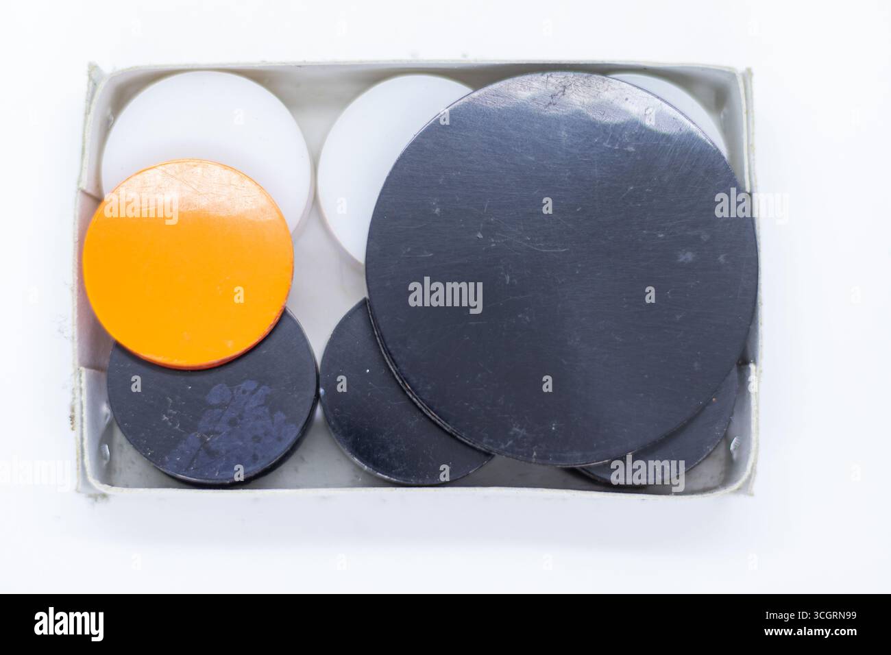 Set Carrom-Stücke mit orangefarbener Münze Stockfoto