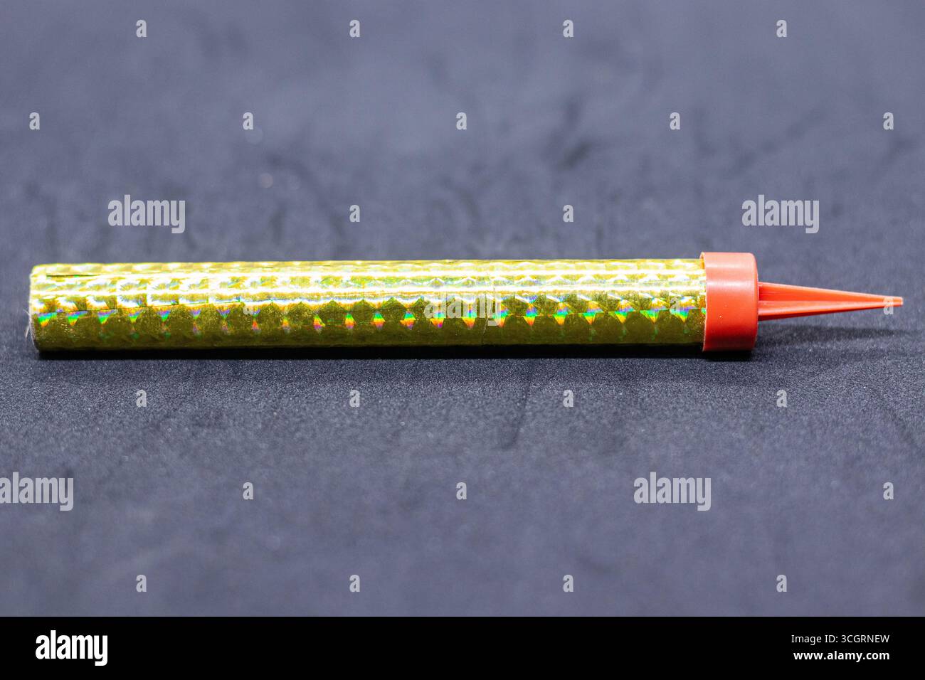 Shiny Gold Celebration Cake Springbrunnen mit Plastikspitze Stockfoto