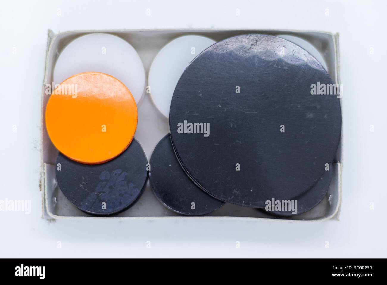 Blick von oben auf Carrom-Männer auf reinem weiß Stockfoto