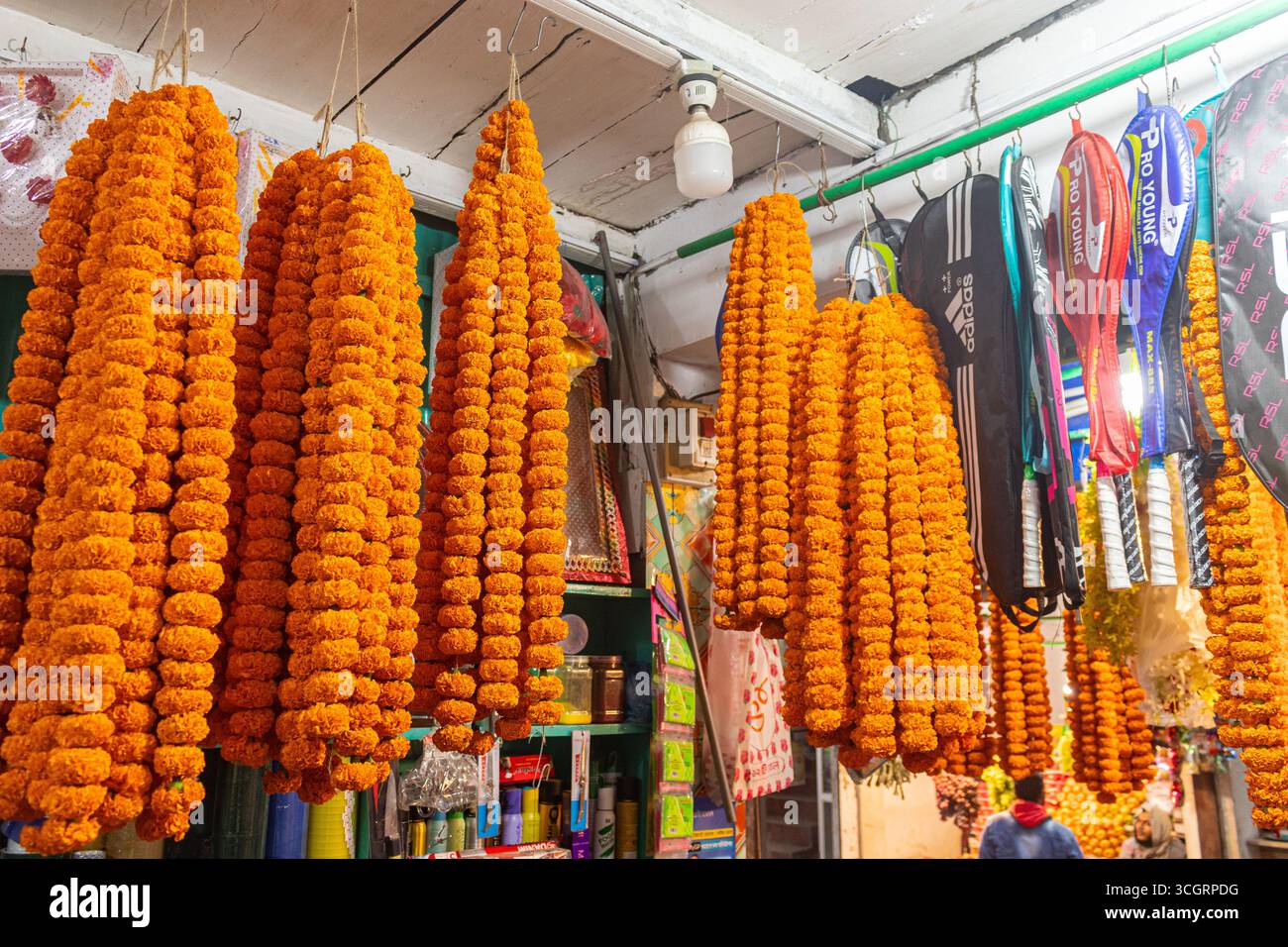 Traditionelle Ringelblumengirlanden für Hochzeiten und religiöse Zeremonien Stockfoto