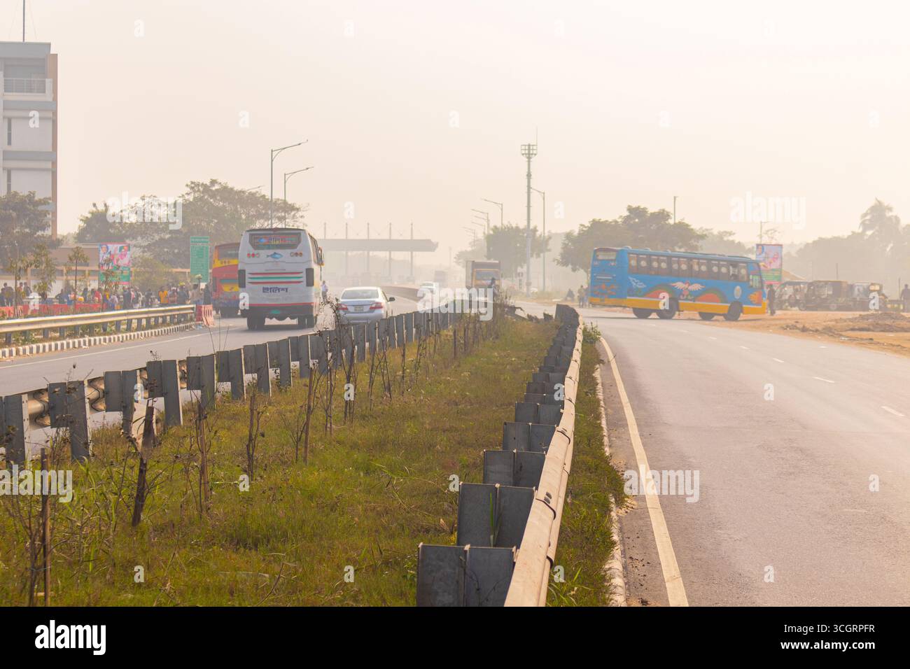 Verkehr auf dem Dhaka Mawa Highway mit Bus und Auto Stockfoto