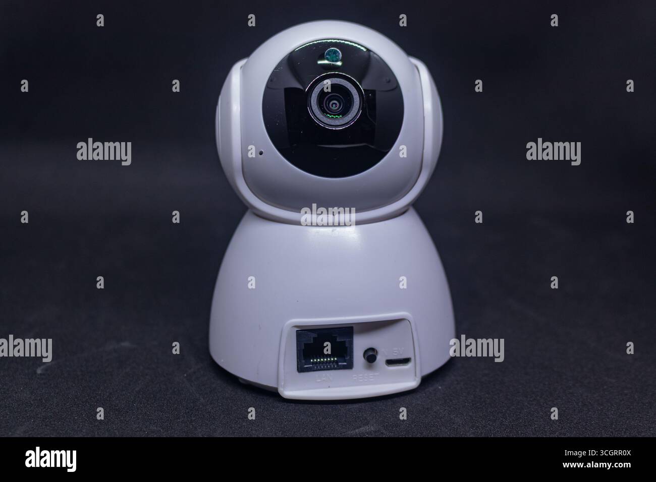 Kabelgebundenes CCTV-Kamerasystem auf schwarzem Hintergrund Stockfoto