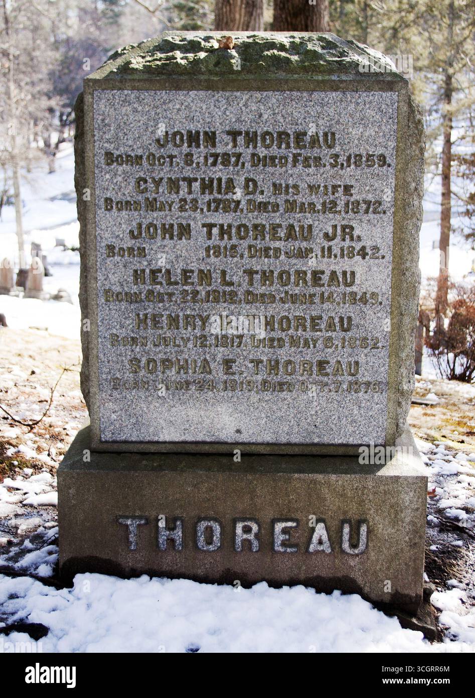 Das Grab von Henry David Thoreau, dem berühmten Autor von Walden und Naturforscher, liegt auf dem Sleepy Hollow Cemetery in Concord, Massachusetts. Stockfoto