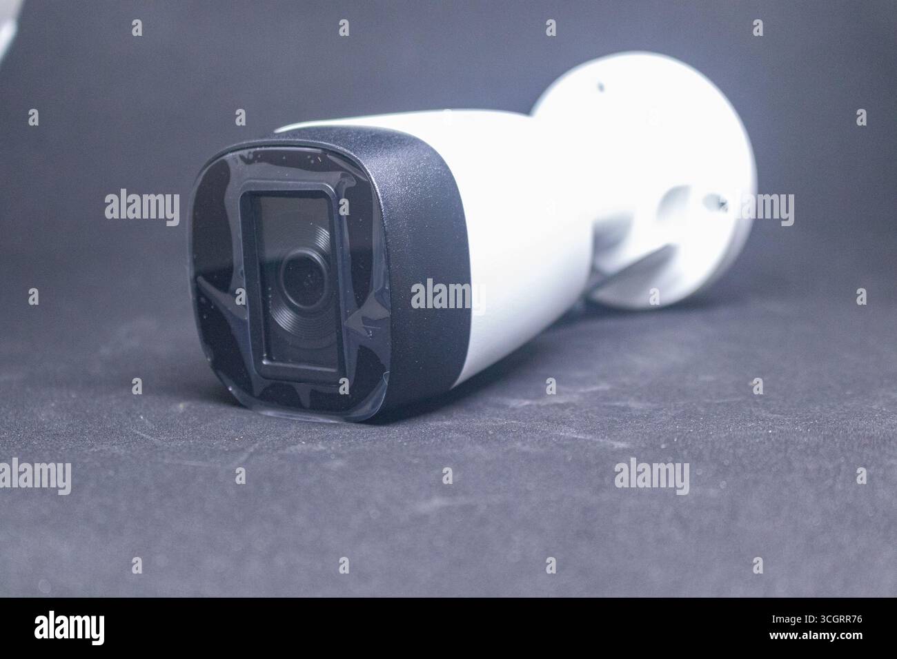 Drahtlose Überwachungskamera mit Antenne auf weißem Hintergrund Stockfoto